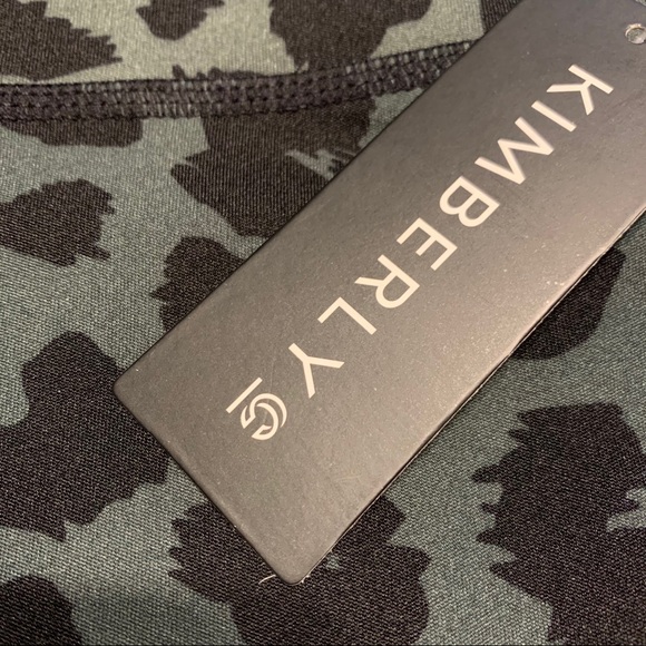 NWT High Waist Leopard Print Leggings w/ Pocket - Picture 6 of 8